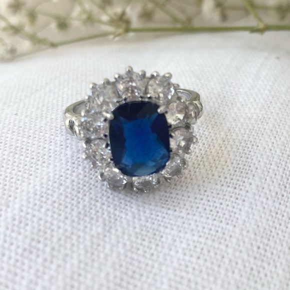 Princess Diana ring - Beautiful sapphire blue color cubic zirconia cocktail ring - Picture 1 of 10